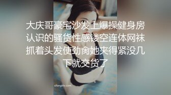 土豪胖哥1800元网约皮肤雪白苗条的女神级美女酒店啪啪,直接抱起来狠狠操逼,美女受不了想走又被抱床上干!